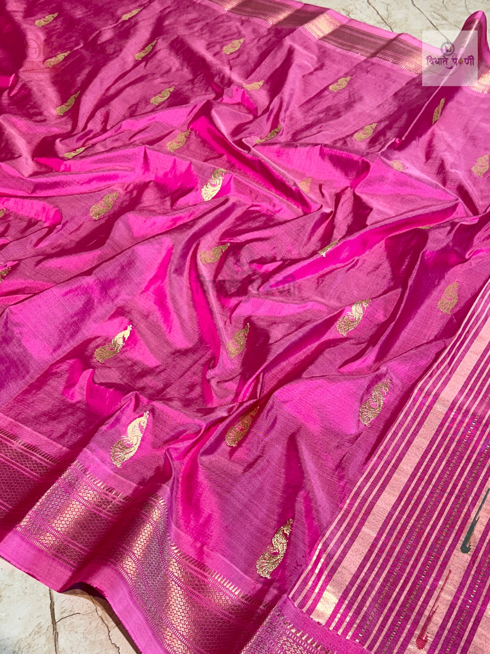 Handloom Pure Silk Designer Pallu Paithani Saree — pallu with woven border detail — Vidhate Paithani, Yeola