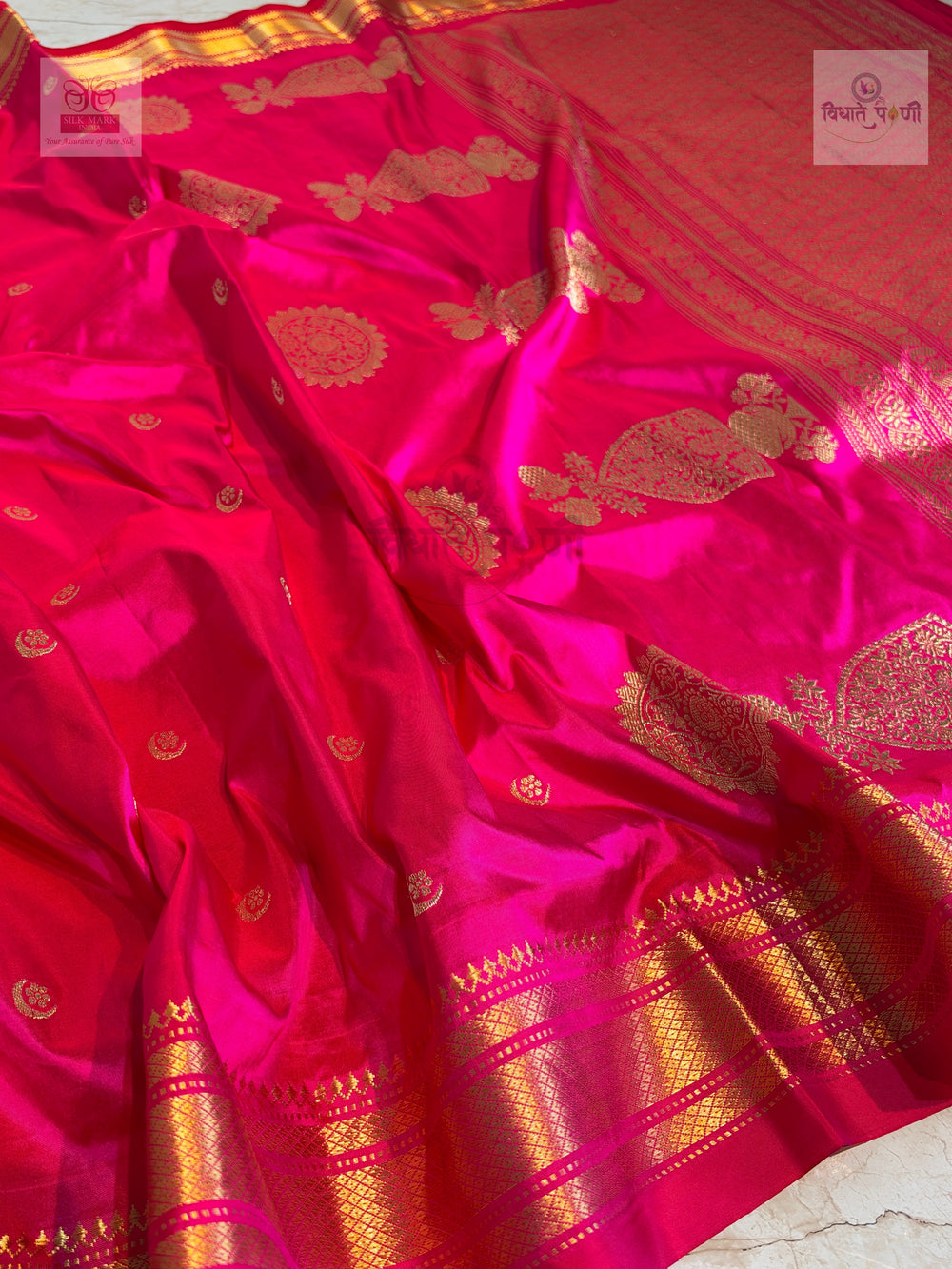 Vintage Handloom Pure Silk Chandrakor Paithani Saree - Rani Pink — pallu with woven border detail — Vidhate Paithani, Yeola