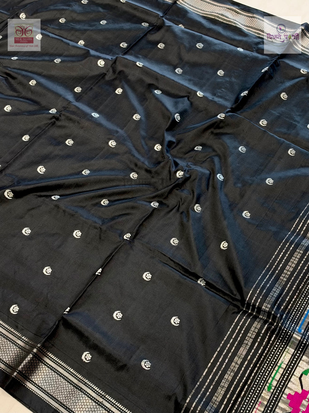 Vintage Handloom Pure Silk Chandrakor Butta Paithani Saree - Black — pallu with woven border detail — Vidhate Paithani, Yeola